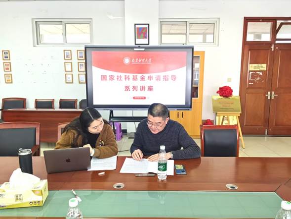 图片包含 桌子, 男人, 室内, 房间 AI 生成的内容可能不正确。