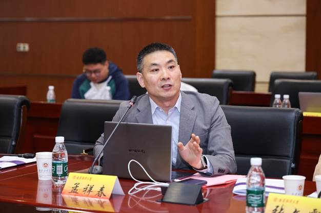 人拿着笔记本电脑的桌子前 AI 生成的内容可能不正确。